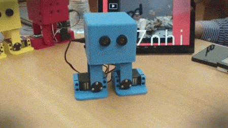 能模仿迈克尔·杰克逊舞步的3D打印机器人