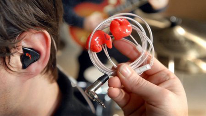 F1使用3D打印定制耳塞保护听力