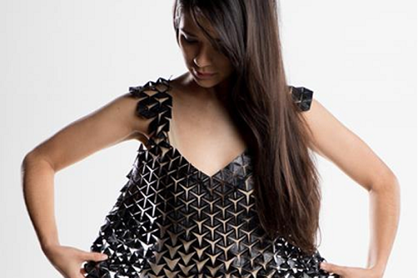 美女设计师打造能拉伸的3D打印裙装