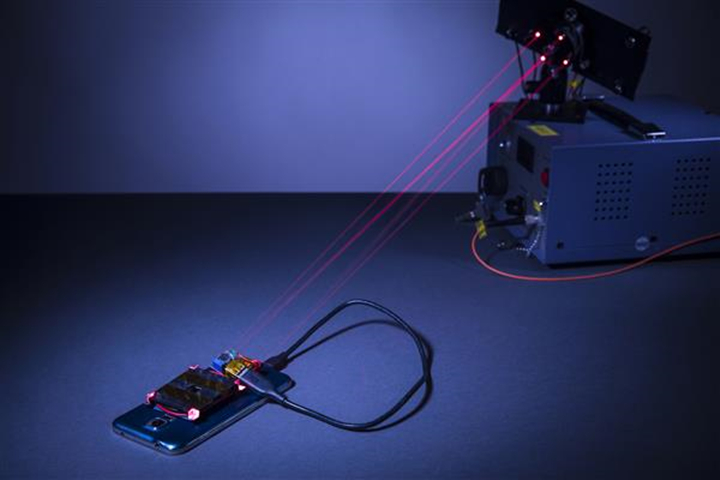 3D打印的反射镜帮助研究人员使用激光对手机进行无线充