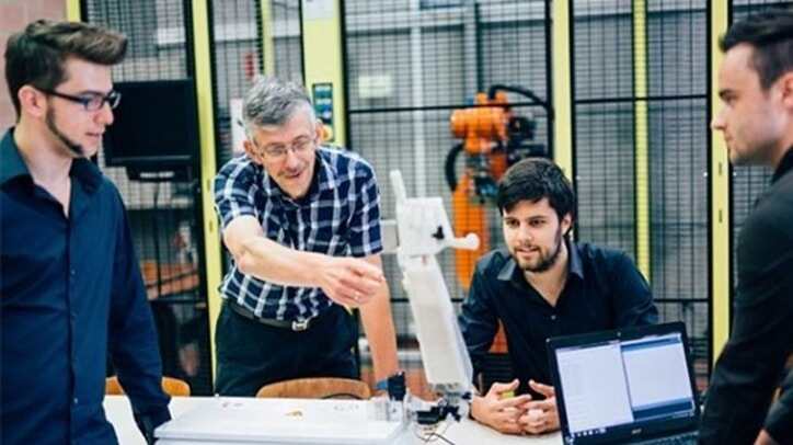 聽障者福音！3D打印機(jī)械手能把文字語言轉(zhuǎn)化成手語