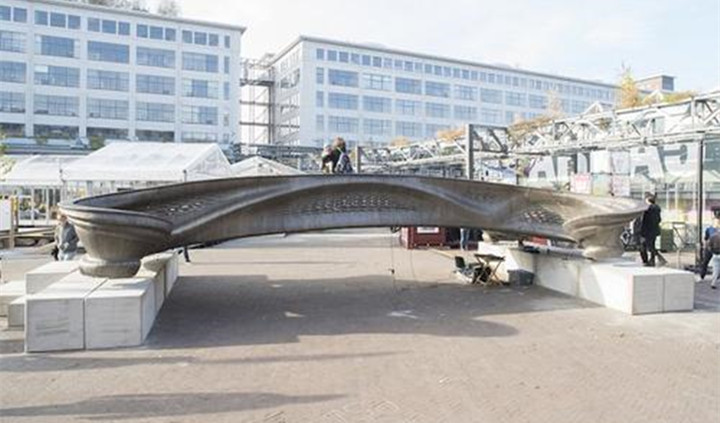 世界首个3D打印钢桥在荷兰设计周揭幕