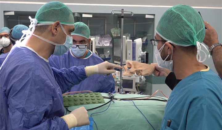 外科医生使用增强现实和3D打印技术修复眼窝底部的骨折