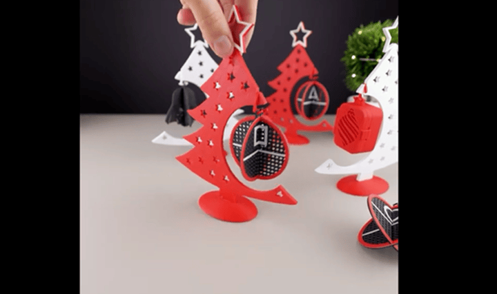 精美的圣誕樹和魷魚面具掛件組合