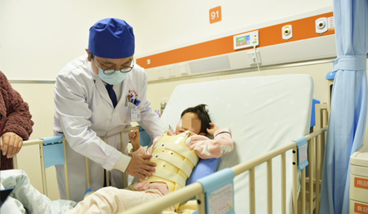 3D打印重建脊柱，精准手术让8岁女孩站直看世界