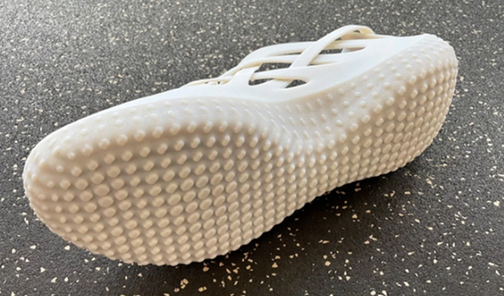 这种灵活的单一材料徒步鞋，只能使用3D打印技术批量生产