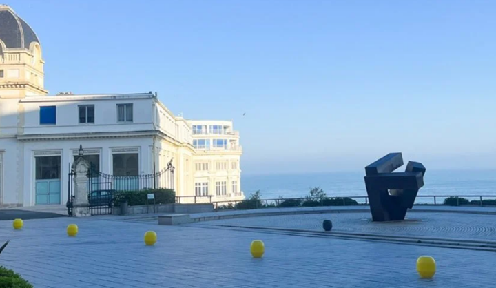 比亞里茨推出受標(biāo)記浮標(biāo)啟發(fā)的3D打印街道家具