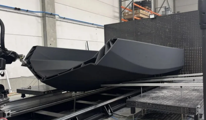 CEAD 開設(shè)專門用于 3D 打印船體的中心，并在 55 小時內(nèi)生產(chǎn)出 6 米長的船體
