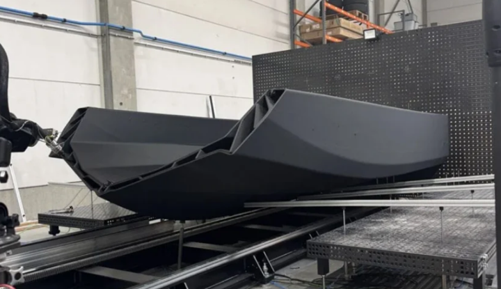 CEAD開設(shè)專門用于3D打印船體的中心，并在55小時(shí)內(nèi)生產(chǎn)出6米長(zhǎng)的船體